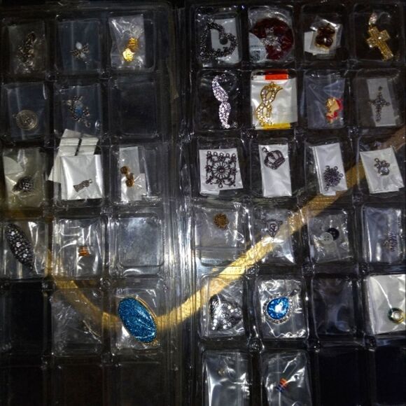 1 surprise 🫢 Charm 🎁 - Picture 1 of 11